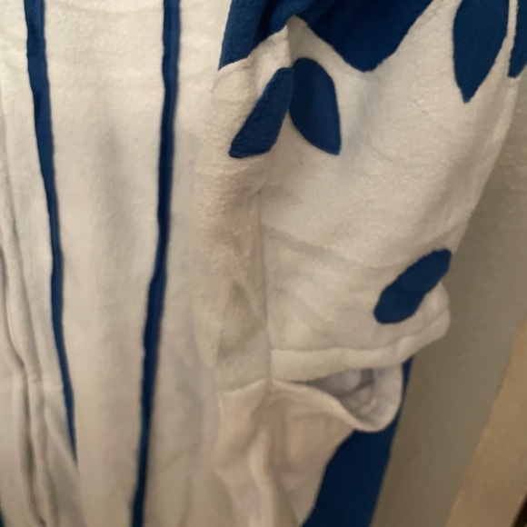 Adult baby shark blue white black. - Picture 4 of 5